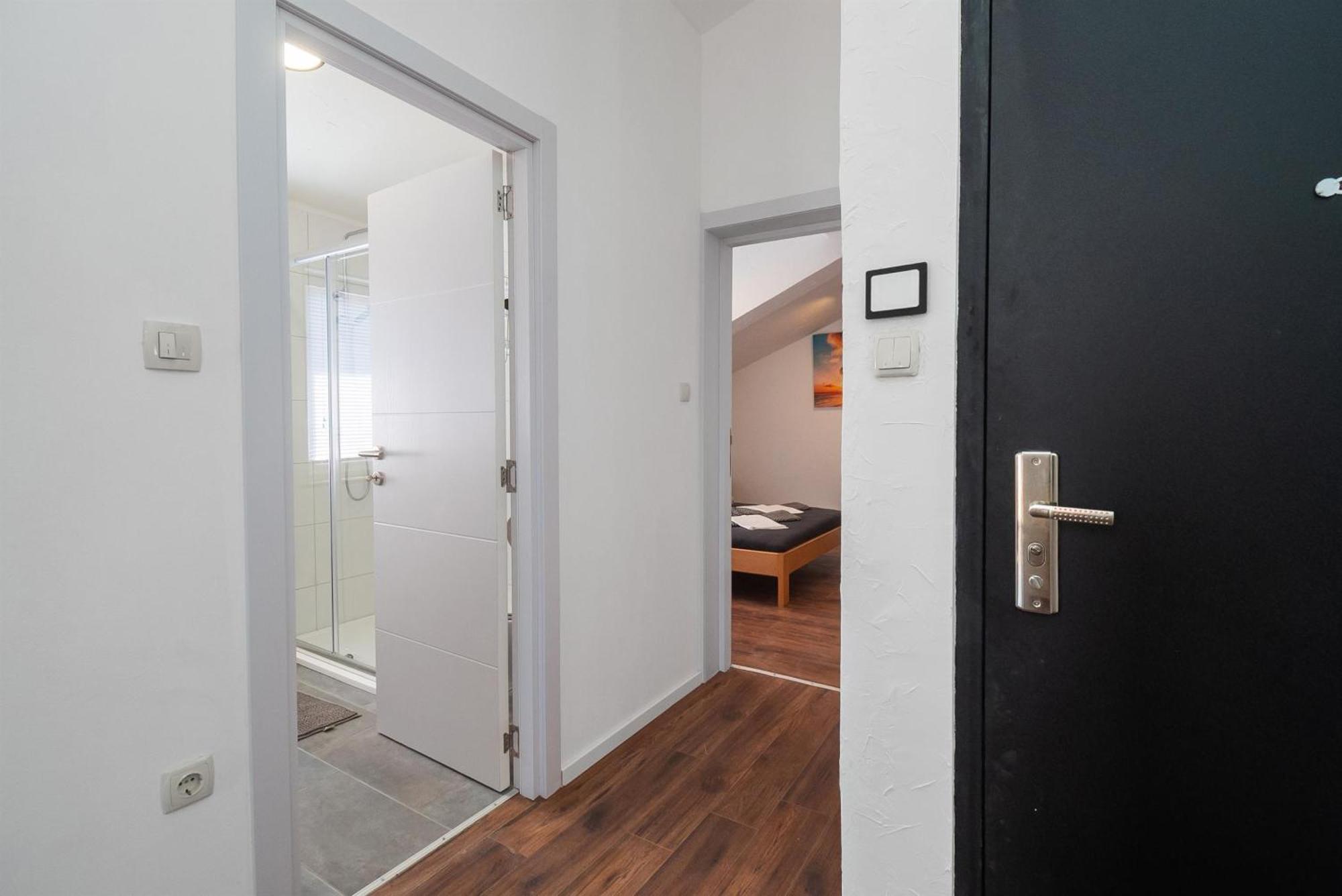 Apartments And Rooms Mladen Vodice Zimmer foto