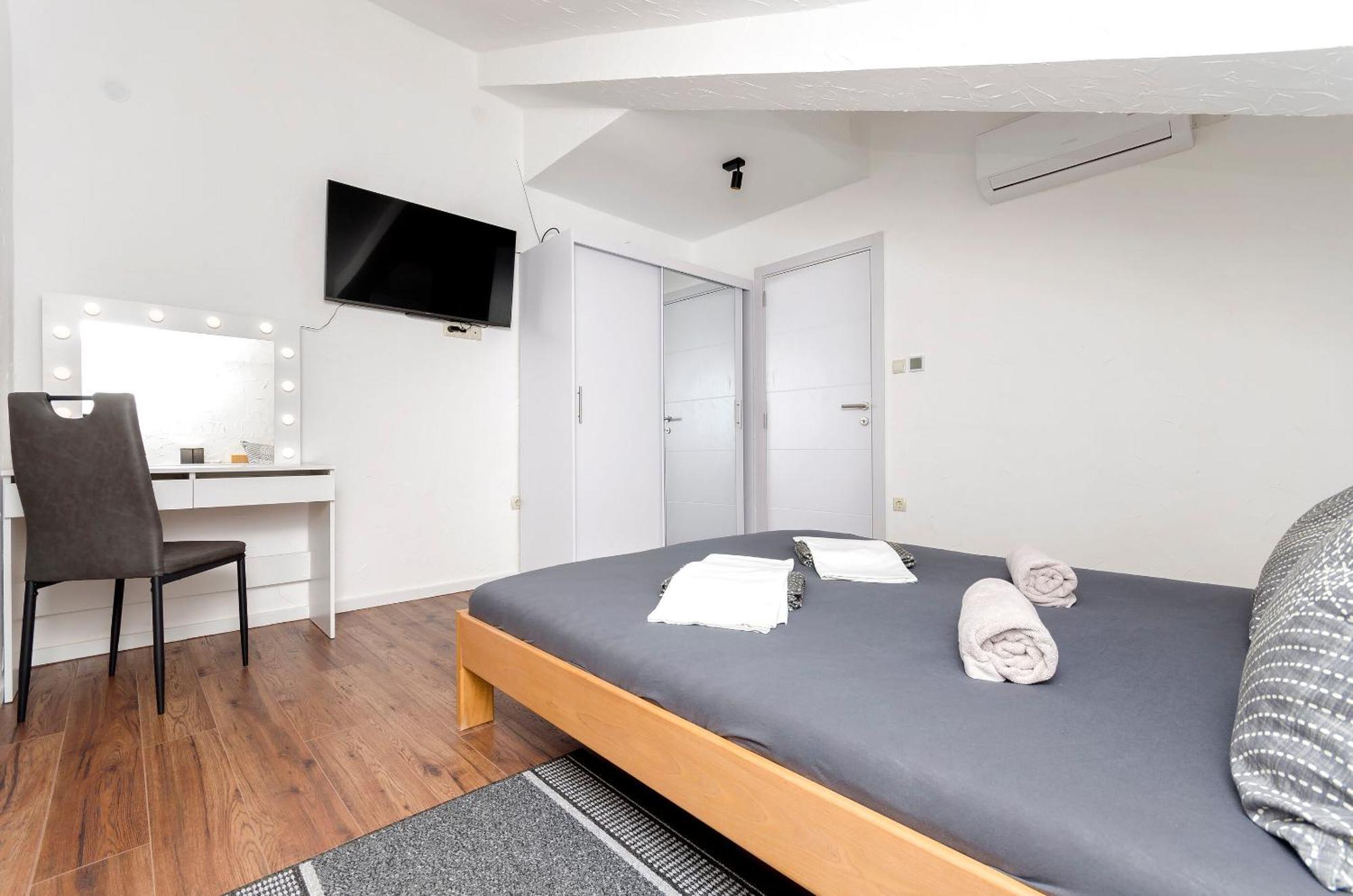 Apartments And Rooms Mladen Vodice Exterior foto